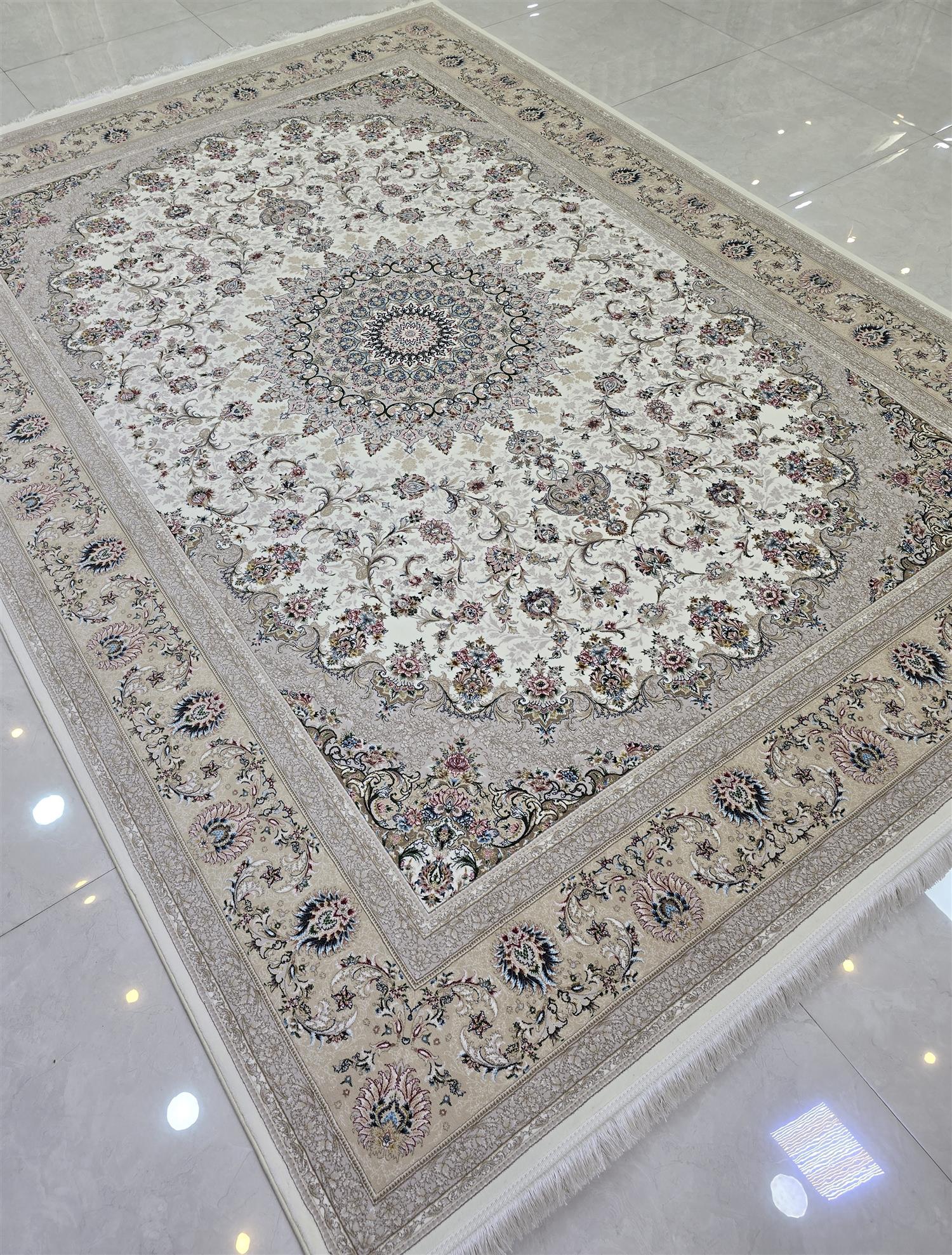 نایین کرم بژ